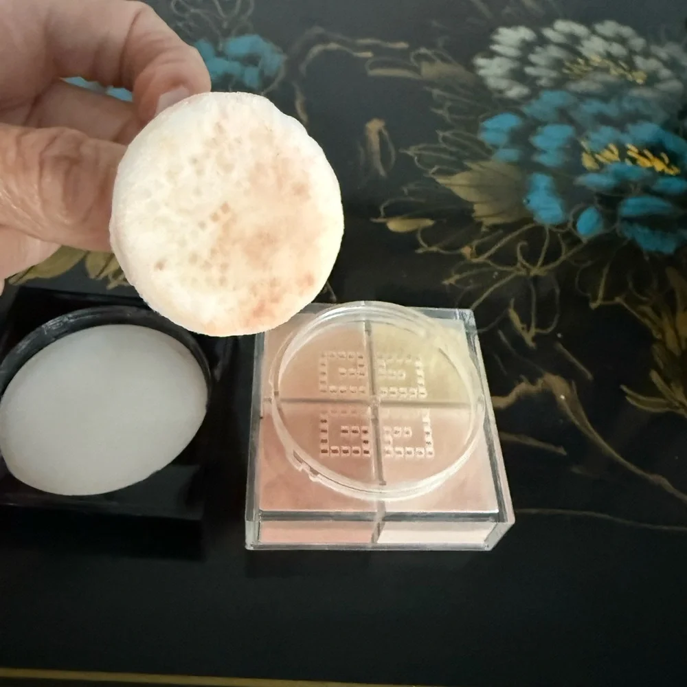 Givenchy Prisme Libre Loose Powder in Black Case
